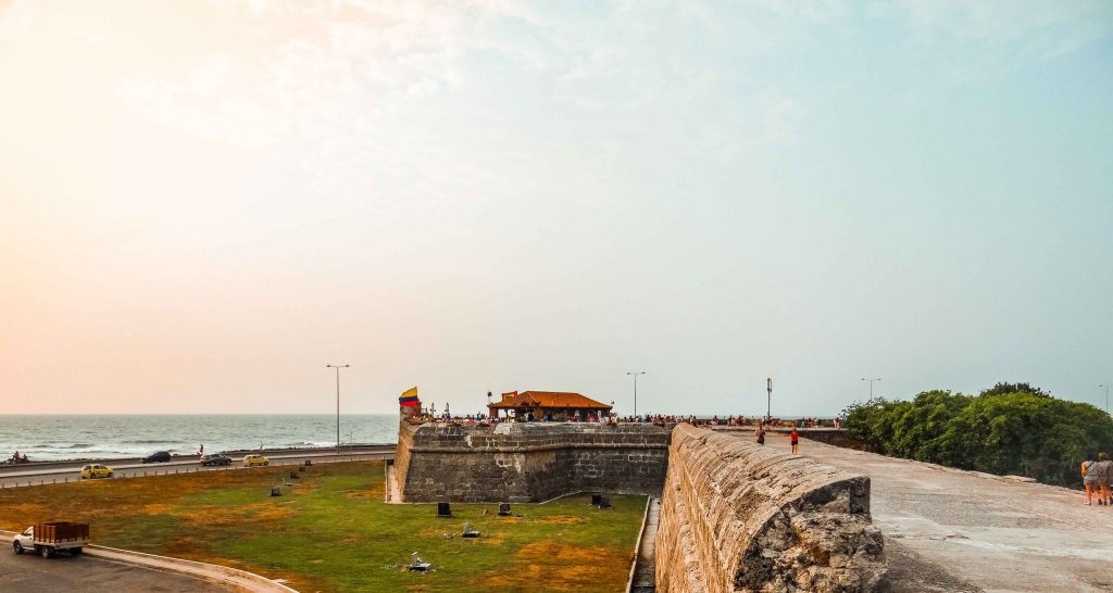 muralhas de Cartagena com o Café del Mar ao fundo