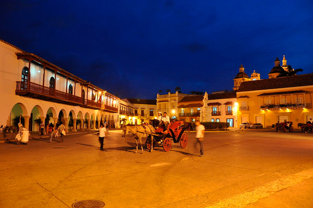 Plaza de la Aduana Cartagena a noite com uma carruagem no centro